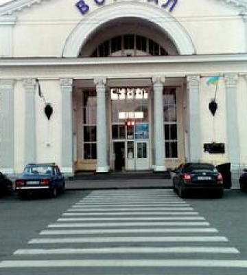 Полтавці влаштували на вокзалі патріотичний перформанс. ВІДЕО