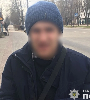 У Тернополі чоловік погрожував та переслідував людей, які не давали йому гроші