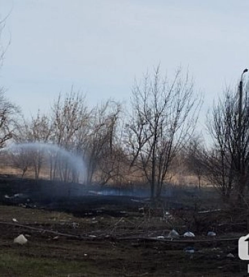 В спальном районе Кривого Рога горит пустырь