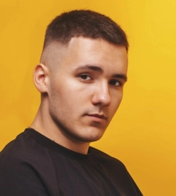 Волинський співак впав зі сцени на глядачів просто під час виступу (відео)