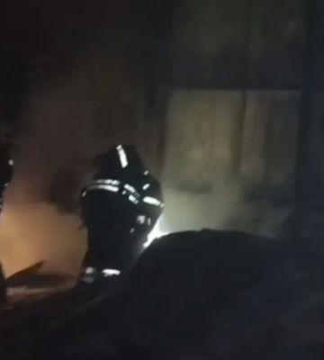 Под Москвой на двух тысячах "квадратов" загорелся склад. ВИДЕО
