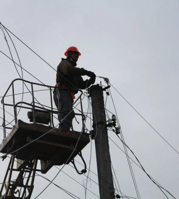 Два роки без світла: у село Українське на Харківщині повертають електрику