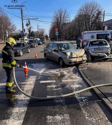 Два автомобілі не розминулись на перехресті у Черкасах