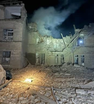 Вдарили вдруге за ніч загарбники по Селидовому на Донеччині: зруйнували лікарню та багатоповерхівку