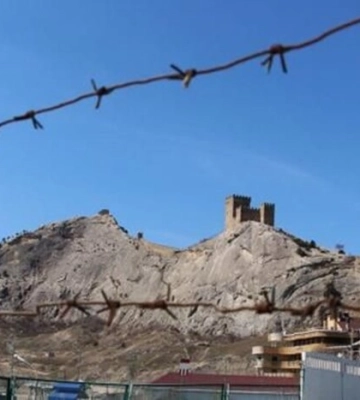 В окупованому Криму вчительку звільнили за український прапор у соцмережах