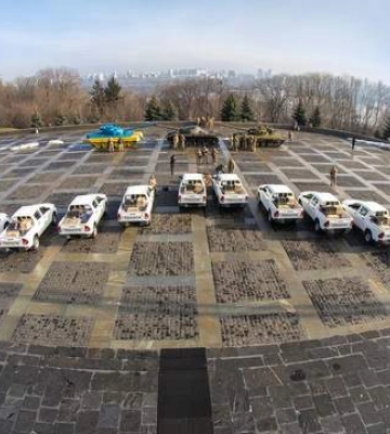 Новенькі Toyota Hilux допоможуть у розмінуванні