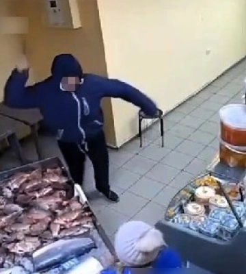 У Полтаві чоловік напав на продавчиню магазину