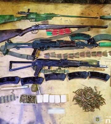 Понад 2 кг наркотиків та арсенал зброї: злочинців затримали на Чернігівщині