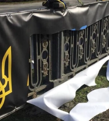 Невідомі вандали порізали державні прапори на Алеї пошани у центрі Дніпра. ФОТО