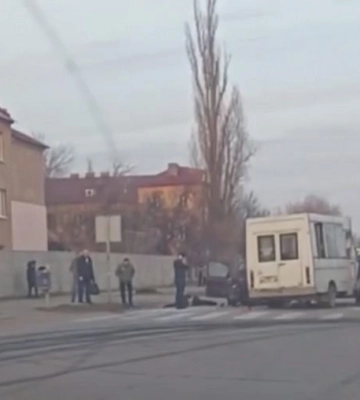 У Дніпрі на вулиці Зимових Походів легковик протаранив маршрутку з пасажирами