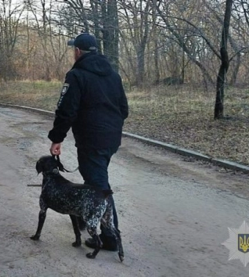 Поліцейський із Дніпра врятував пса з-під обстрілів і забрав у свою родину
