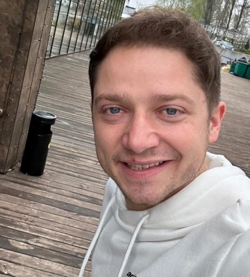 В бассейне утонул 32-летний украинский TikTok-блогер Ворожко. За несколько дней до смерти он сообщил, что в третий раз станет отцом