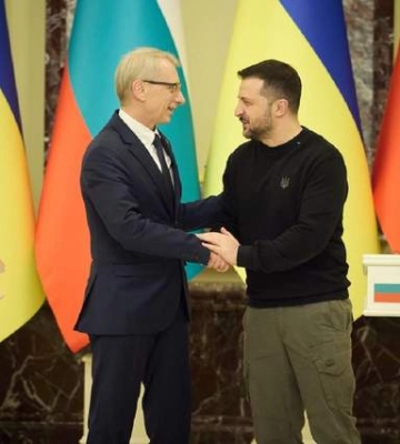 Премьер Болгарии подарил Зеленскому особый меч: президент напомнил, что надо ПВО