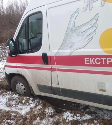На Львівщині автомобіль швидкої допомоги застряг у болоті