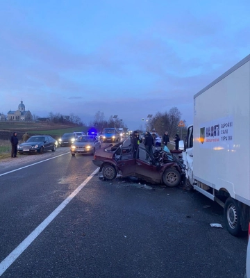 На Львівщині у страшну аварію потрапив автомобіль «На щиті»: двоє людей загинуло. Фото