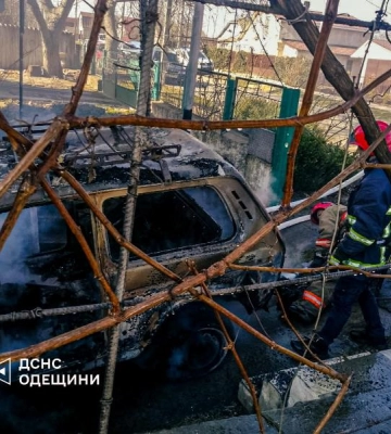 На Одещині загорівся гараж з легковим автомобілем