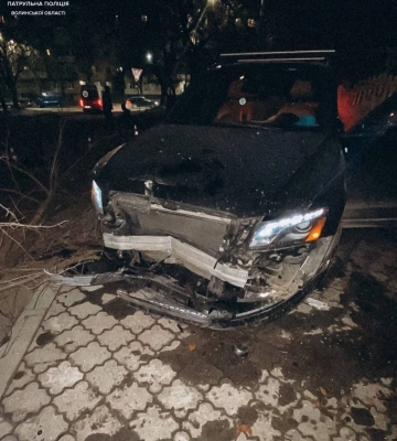 У Луцьку п&amp;#039;яний водій в&amp;#039;їхав у дерево. Фото
