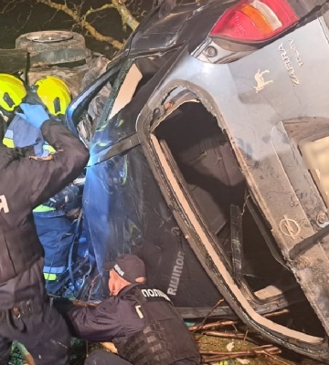 Автотроща на Франківщині: рятувальники деблокували людей з понівеченої автівки (ФОТО)