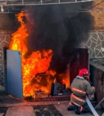 У Кодимі під час електрозварювальних робіт спалахнув гараж