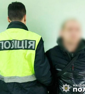 У Києві оперативники затримали чоловіка за спробу пограбування неповнолітнього