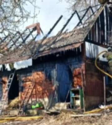 Рахівські надзвичайники загасили пожежу в надвірній споруді