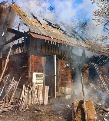 Рахівські надзвичайники загасили пожежу в надвірній споруді