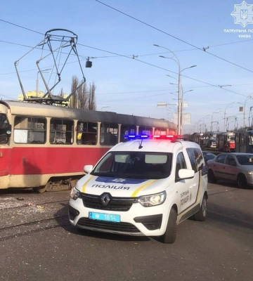 В Киеве грузовик врезался в трамвай, движение транспорта затруднено