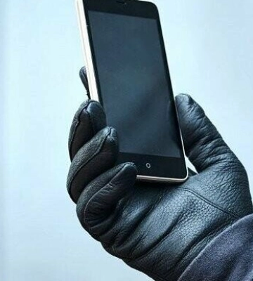 Просив у перехожих смартфон, щоб нібито викликати таксі: в Одесі затримали шахрая