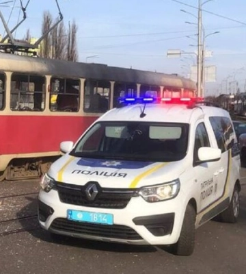 У Києві вантажівка врізалась у трамвай (ФОТО, ВІДЕО)