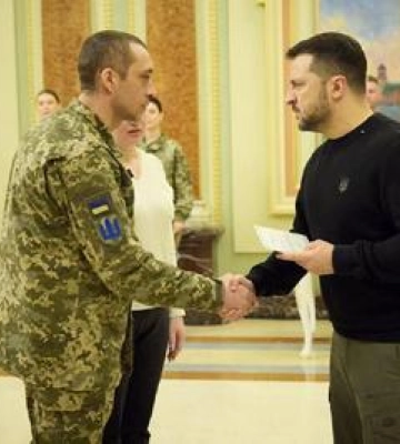 Зеленський вручив сертифікат на квартиру Герою України з Полтавщини та родині полеглого Героя