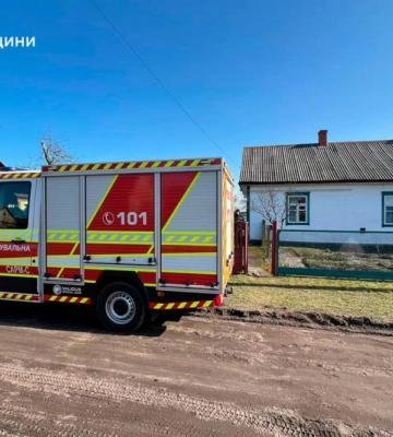 У Сарнах рятувальники відкривали двері будинку, де перебувала 80-річна жінка
