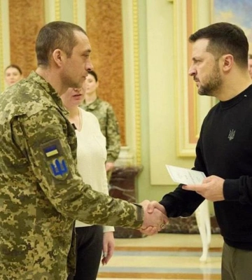 Зеленський вручив сертифікат на квартиру Герою України з Полтавщини та родині полеглого Героя