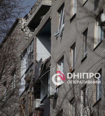 У Дніпрі на вул. Енеїди експерти перевіряють стан будинку, в який влучив "шахед"