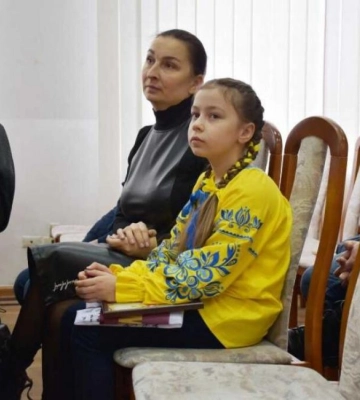 Допомагає співом: у Рівному школярка зібрала для військових більше мільйона гривень (ВІДЕО)