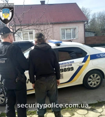 Поліцейські охорони Закарпаття затримали агресивного чоловіка