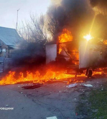 У Нікополі внаслідок ворожого обстрілу загорілася вантажівка