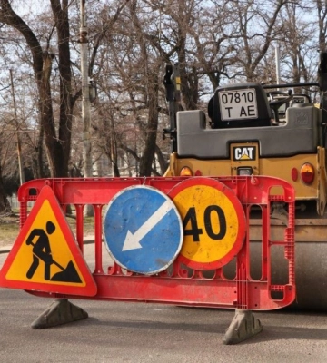 У Дніпрі продовжують усувати аварійну ямковість на міських автошляхах: де працюють дорожники