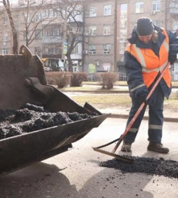 У Дніпрі дорожні бригади усувають аварійну ямковість методом холодного асфальтування на просп. Лесі Українки, а також ще на трьох локаціях