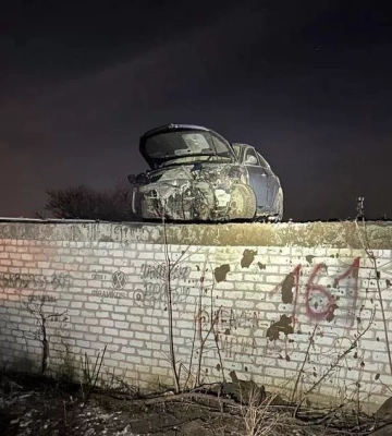 У Харкові чоловік, намагаючись втекти від поліції на автівці, &quot;залетів&quot; на дах гаража