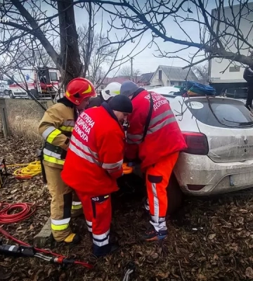 На Хмельниччині пожежні рятували чоловіка з понівеченого у ДТП легковика (ВІДЕО)