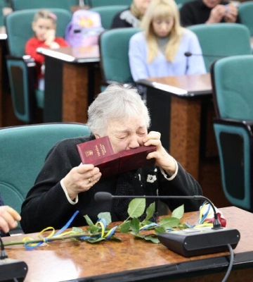 У Луцьку рідним загиблих Героїв вручили їхні посмертні нагороди. Фото