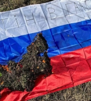 У Генічеську активісти вилучили триколор з адмінбудівлі окупантів