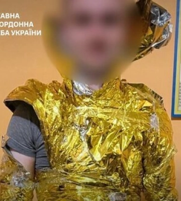 Чоловіки обмоталися ізотермічними ковдрами, щоб сховатися від тепловізора і незаконно перетнути кордон. Їх затримано, - Держприкордонслужба. ФОТО