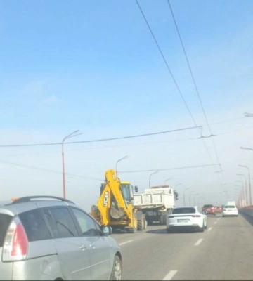 У Дніпрі через дві ДТП на Новому мосту утворився затор