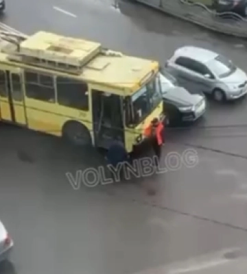 У центрі Луцька зіткнулись «Ауді» та старий тролейбус (відео)
