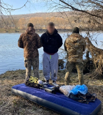 На надувному матраці харків’янин хотів втекти до Молдови: його піймали 