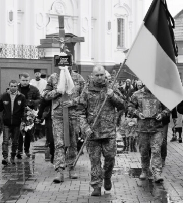 Чорний день: у Луцьку провели в останню дорогу воїна Максима Омельчука