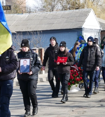 На Сумщині провели в останню путь поліцейську, яка загинула внаслідок ворожого обстрілу
