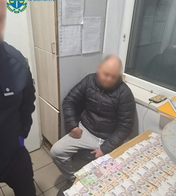 За вимагання у перевізника хабаря за «непомічання» порушень затримано інспектора транспортного контролю