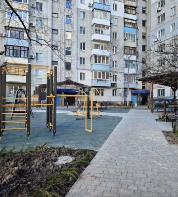 У Дніпрі на вулиці Дарницькій створили безбарʼєрне подвірʼя – дитячий майданчик та зону відпочинку
